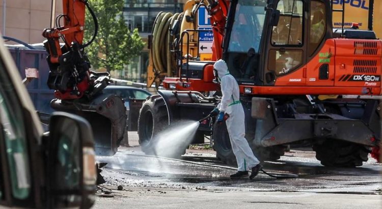 Personal från Probaco utför sanering efter explosionen i Linköping 2019